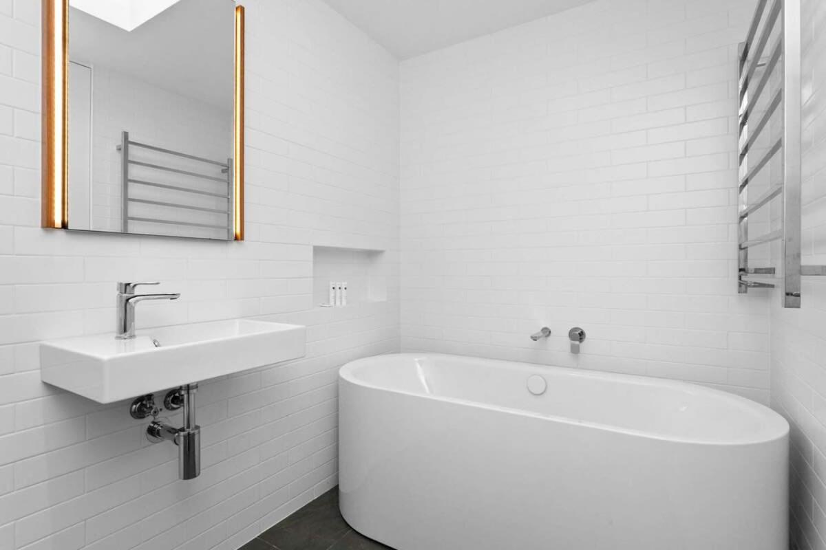 Impeccable 3-bed Near The *